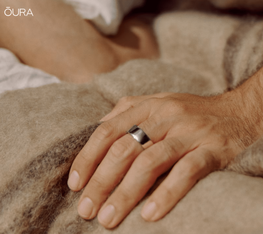 Oura Ring 4 en la mano, anillo inteligente para seguimiento del sueño y salud