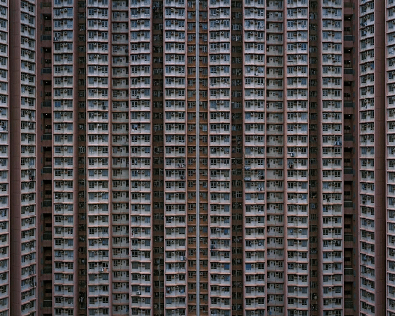 Microliving vertical en Hong Kong: fachada de vivienda densa