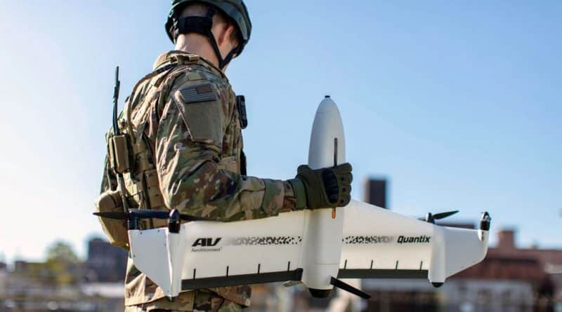 Soldado con dron militar AeroVironment Quantix Recon para reconocimiento
