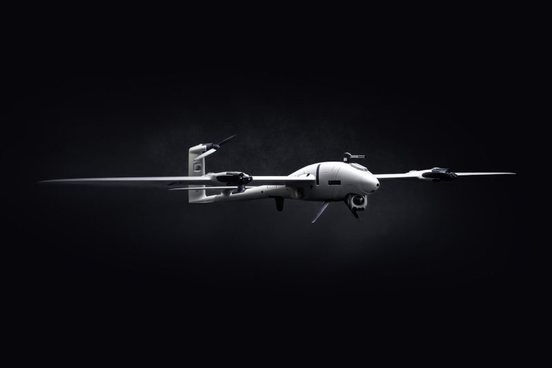 Drone militar comercial VTOL de ala fija con cámara gimbal en vuelo, reconocimiento táctico