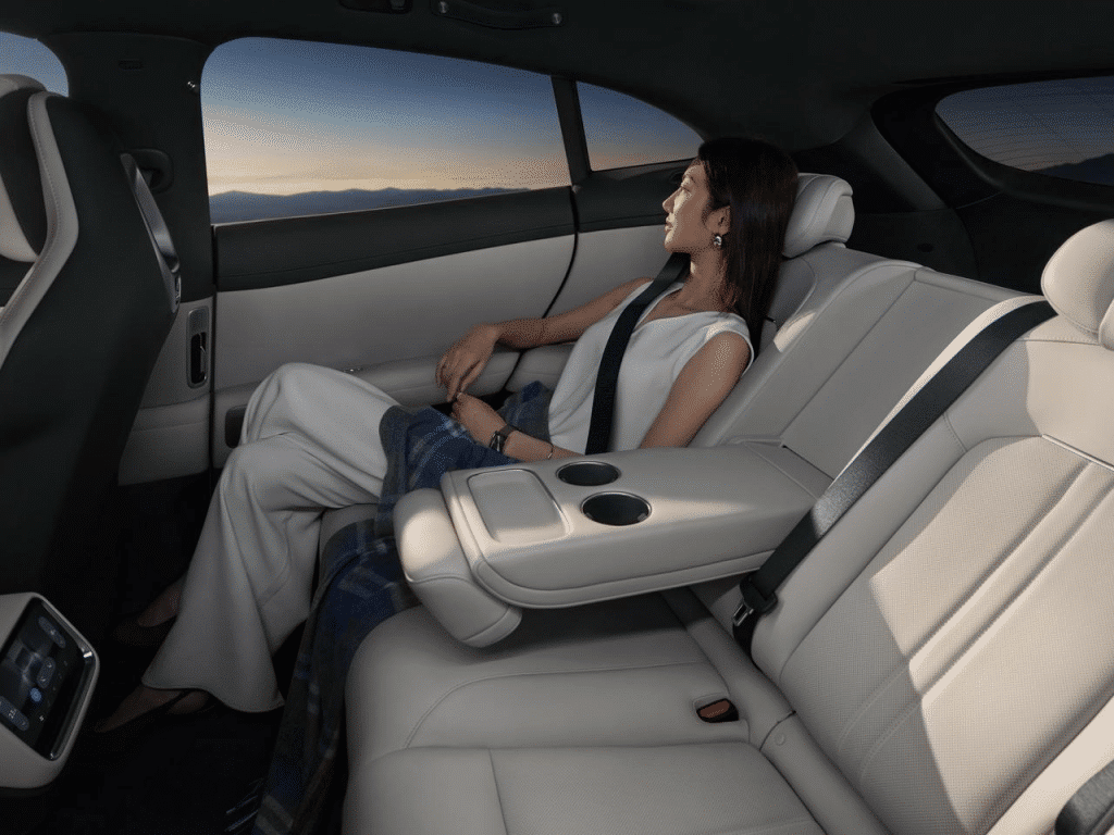 Interior del Xiaomi YU7, SUV eléctrico: asientos traseros de lujo con reposabrazos y posavasos