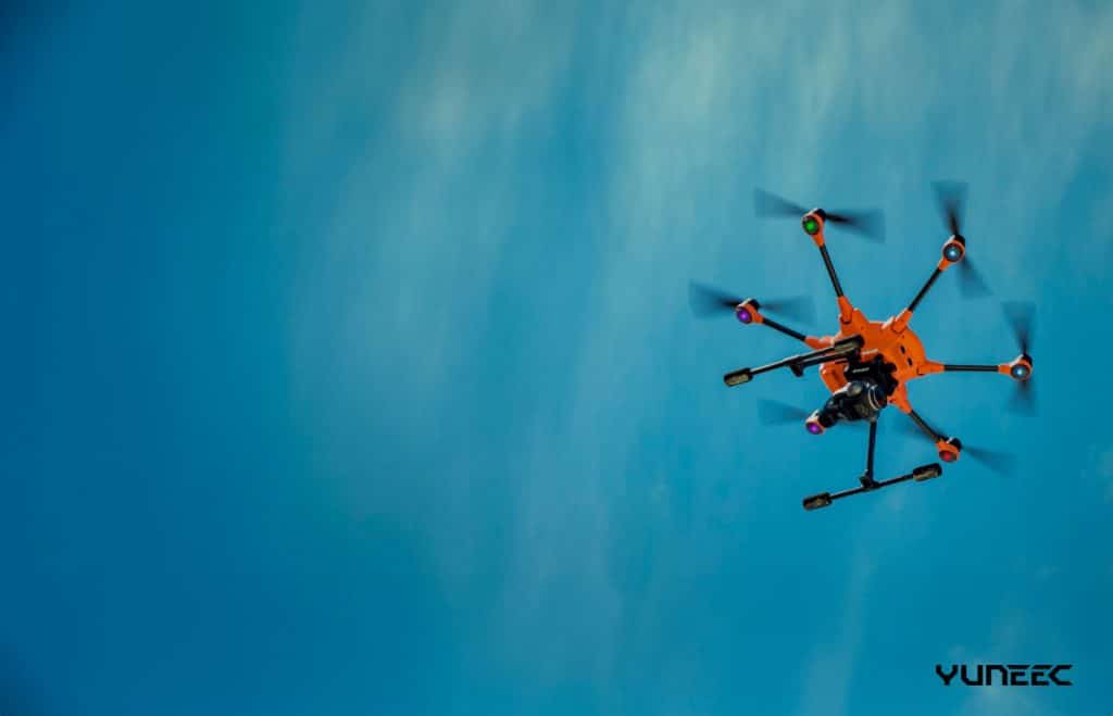 Drone Yuneec hexacóptero comercial táctico para reconocimiento militar en vuelo