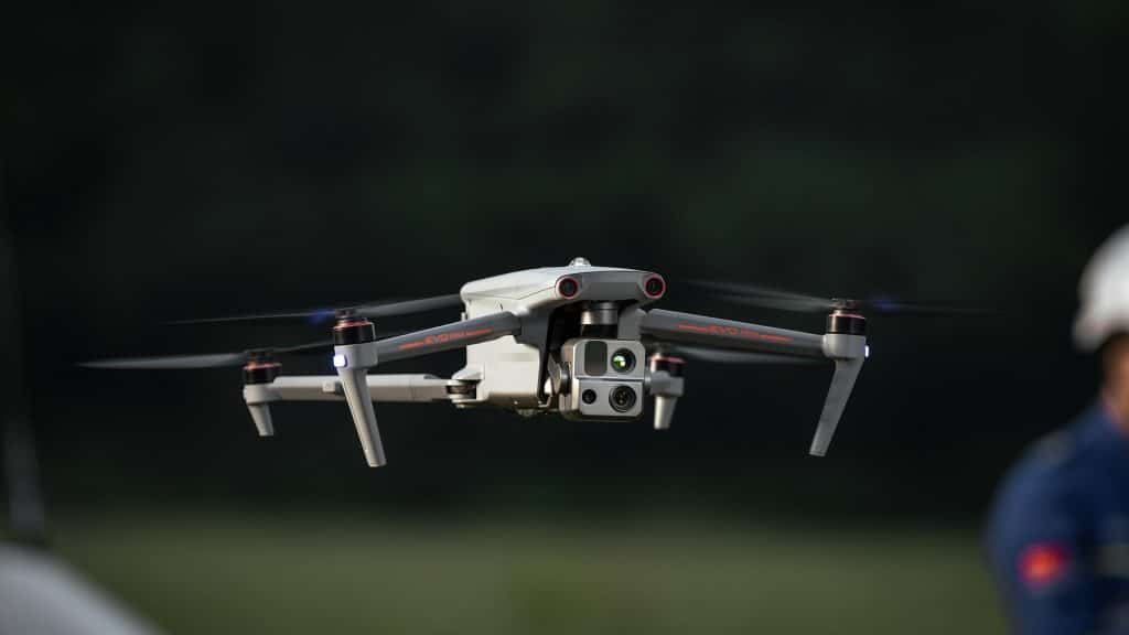 Autel EVO Max 4T en vuelo, drone térmico táctico para emergencias