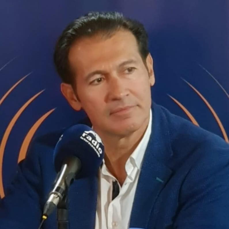 Hombre en entrevista de radio frente a un micrófono