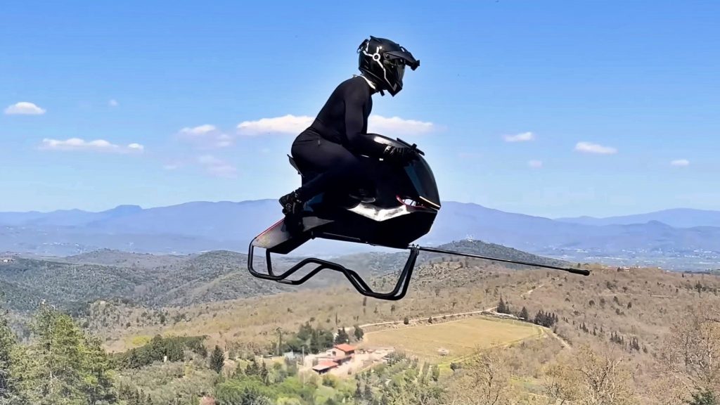 Volonaut Airbike en vuelo: moto voladora hoverbike sobre valle, movilidad aérea personal 2025