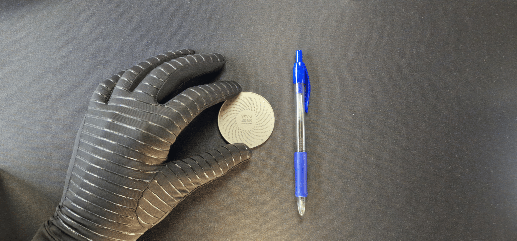 Comparativa de tamaño Yoseyomo Titanium vs bolígrafo