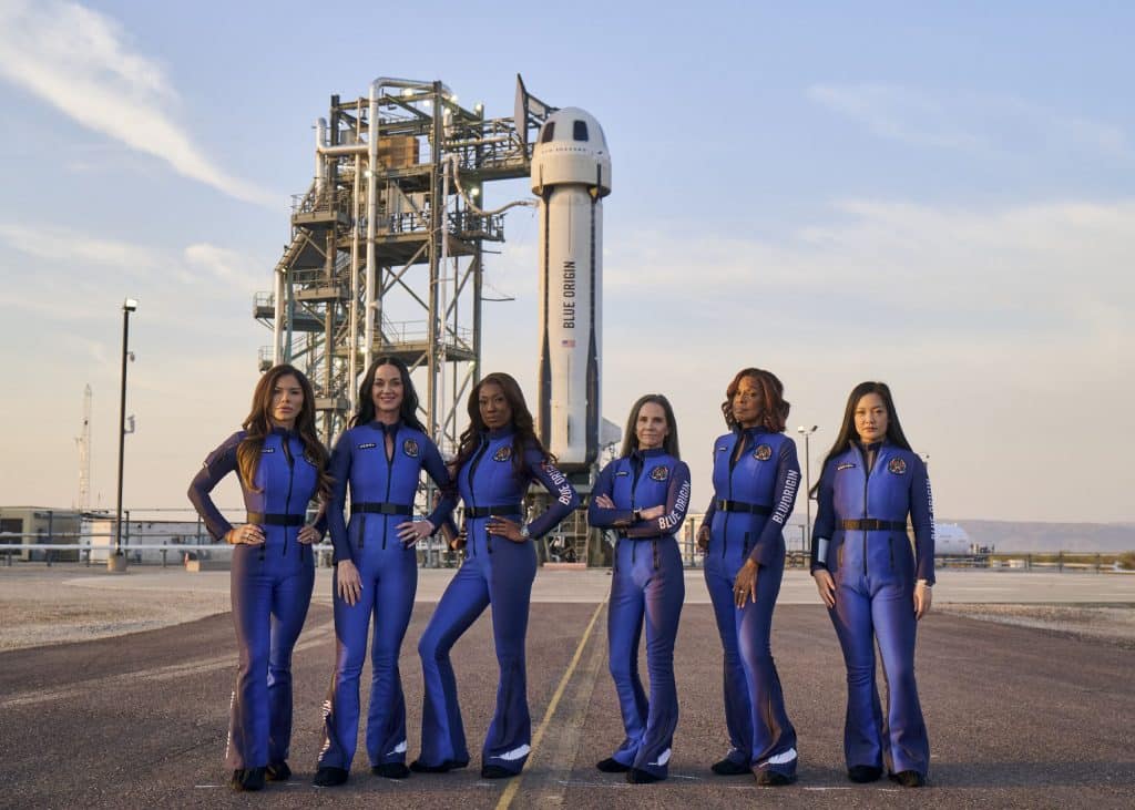 Tripulación femenina de Blue Origin ante el cohete New Shepard NS-31 en plataforma de lanzamiento