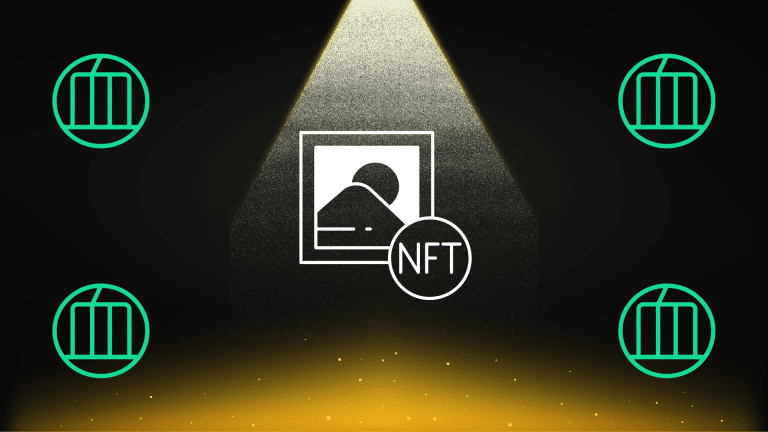 NFT bajo foco y logos de Mochimo, temática blockchain