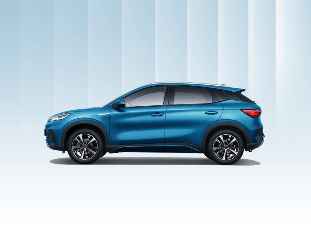 BYD Atto 3 azul, SUV eléctrico con batería Blade, vista lateral en fondo claro