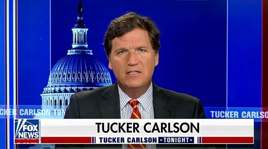 Presentador de noticias de Fox News frente al Capitolio de EE. UU.